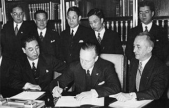 1936 — La guerra civil española comienza tras el golpe de Franco (17 jul.)